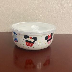 🧁🧁Disney Mickey and friends cupcakes Brand New Disney Bowl with lid